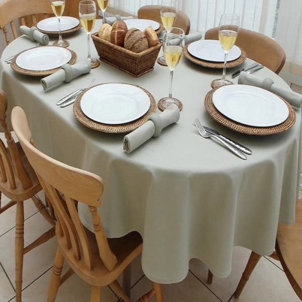 Сейчас к скатертям отношение намного более легкомысленное, чем когда-то. /Фото: premiertablelinens.com