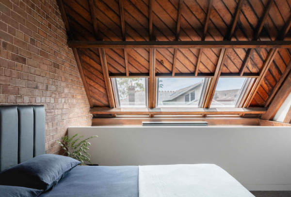 Главная спальня на лофте The Church Residence. | Фото: michiruhigginbotham.com.au.
