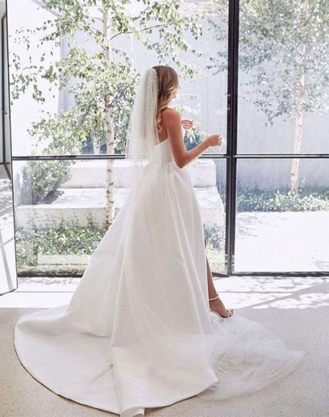 Мейнстрим для свадебного образа невесты, а всё из-за удачного символизма. /Фото: theweddinghymns.com