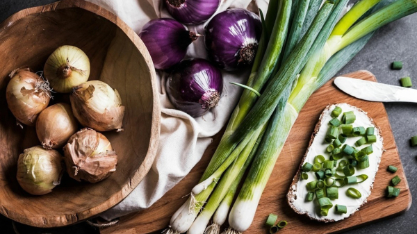 Репчатый лук и сам пахнет неприятно, но он хорошо дезодорирует. / Фото: mk-kalm.ru 