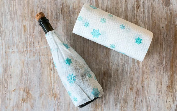 Заверните бутылку в мокрое бумажное полотенце. / Фото: ufamama.ru