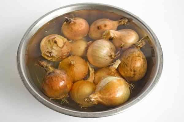 В воде шелуха отмокнет и будет проще сниматься. / Фото: botanichka.ru