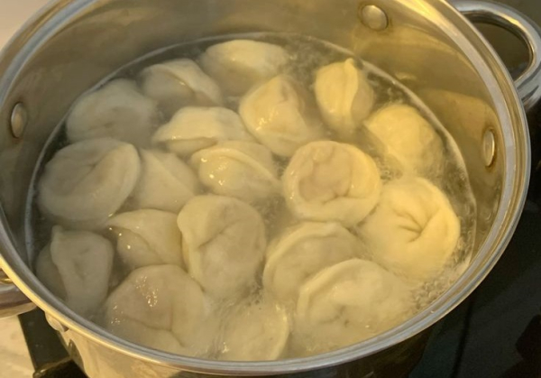 Холодная вода поможет идеально сварить пельмени./ Фото: ru.pinterest.com