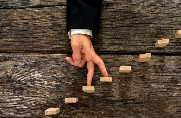 Маленькие шаги - верный путь. / Фото: lifehacker.ru