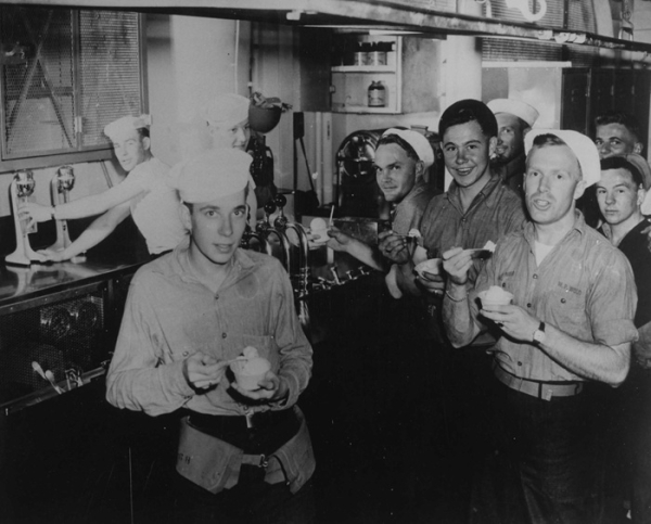 Американские солдаты едят мороженое во время Второй мировой войны. /Фото: usni.org