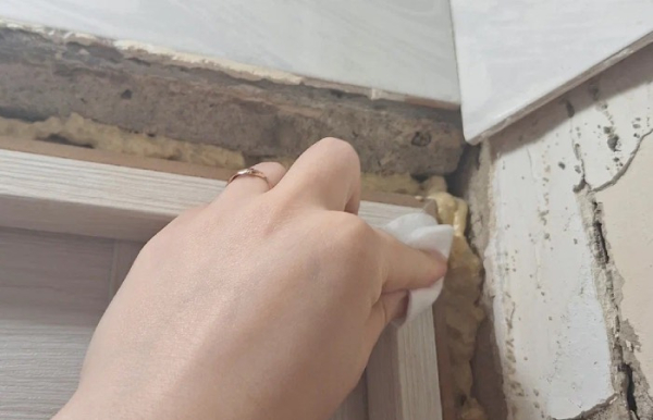 Легко убираем следы монтажной пены.