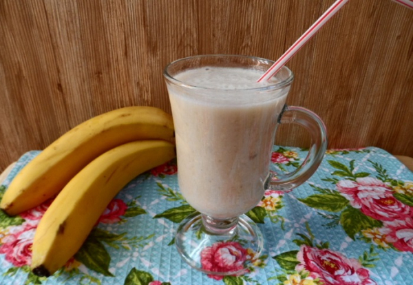 Банановий смузі дуже поживний. / Фото: koolinar.ru Банановый смузи очень питательный. / Фото: koolinar.ru