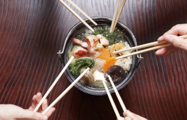 Восточные блюда действительно удобнее есть палочками.