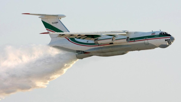 Сброс с Ил-76 создает эффект мощного водяного бура. Фото: wildfiretoday.com
