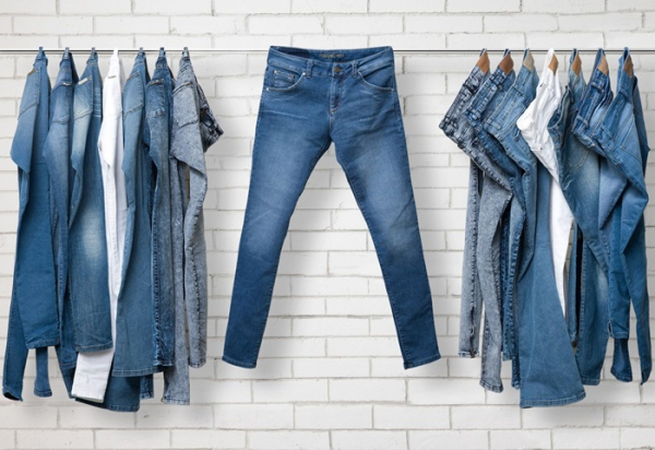 Сколько цветов джинсов сегодня не существует, а самые популярные всё ещё синие. /Фото: pinterest.com