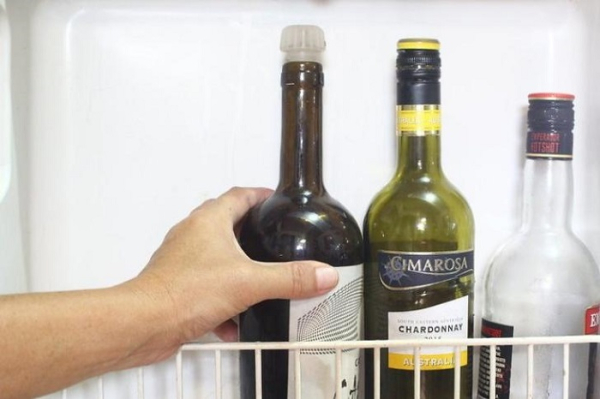 Поставьте бутылку с вином в холодильник. / Фото: syl.ru