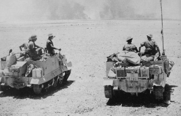 Британські солдати верхи на БТР Юніверсал Карієр десь в Африці. /Фото: waralbum.ru. Британские солдаты верхом на БТР Юниверсал Кариер где-то в Африке. /Фото: waralbum.ru.