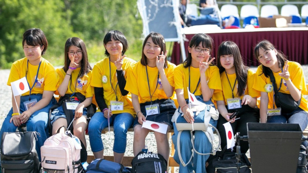 Молодые люди отказываются от душа из-за усталости. / Фото: astv.ru 