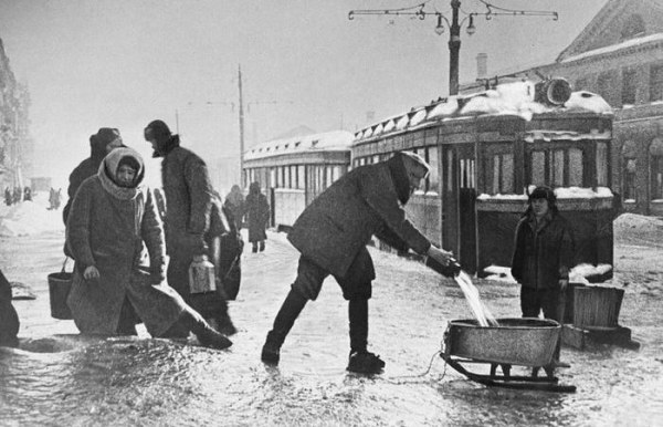 Чому в блокадному Ленінграді, що стоїть на березі Фінської затоки,&hellip;