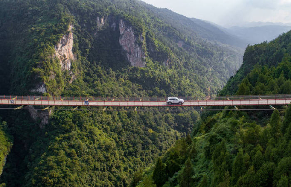 Китайський «паперовий» міст над 300-метровою прірвою, один вид якого змушує&hellip;
