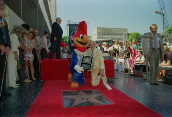 Церемония присвоения звезды мультяшному дятлу Вуди Вудпекеру. /Фото: eazyfoot.com