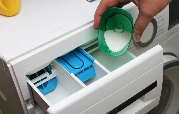 В этот отсек нужно засыпать порошок для основной стирки. / Фото: kaipkada.lt