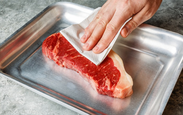 С мяса нужно убрать лишнюю влагу. / Фото: foodrepublic.com