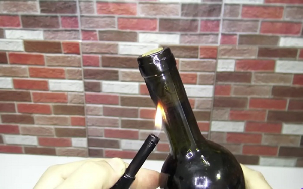 Прогрейте горлышко бутылки. / Фото: eldorado.ru