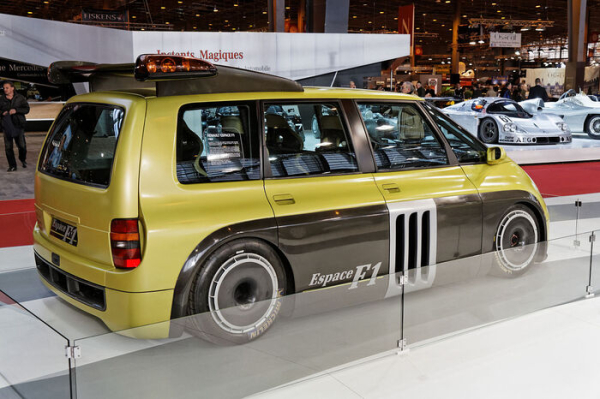 Кузов Renault Espace F1 изготовлен из углеволокна. Фото: wikimedia.org
