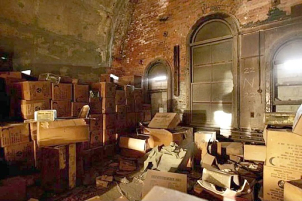 Одна з кімнат бункера із запасом продуктів та медикаментів. /Фото: 6sqft.com Одна из комнат бункера с запасом продуктов и медикаментов. /Фото: 6sqft.com