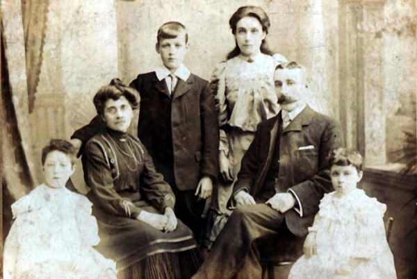 На портреті в ХІХ столітті зображували пристойну родину, а не балаган, що веселиться. /Фото: frg.ie На портрете в ХІХ веке изображали приличную семью, а не веселящийся балаган. /Фото: frg.ie