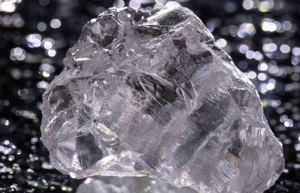 У Росії було видобуто ще один алмаз-рекордсмен: як він виглядає на тлі&hellip;