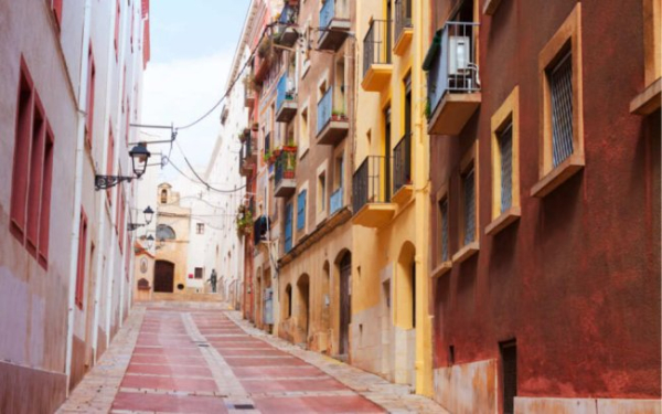 Як подорожувати без нічого? Доступна Іспанія