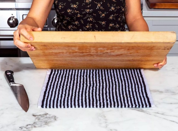 Рушник не дасть дошці ковзати. / Фото: hibiny.ru Полотенце не даст доске скользить. / Фото: hibiny.ru