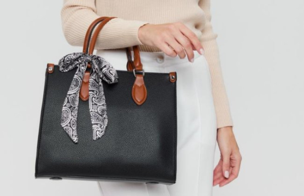 Що знаходиться в жіночій сумці та як це характеризує її господиню?