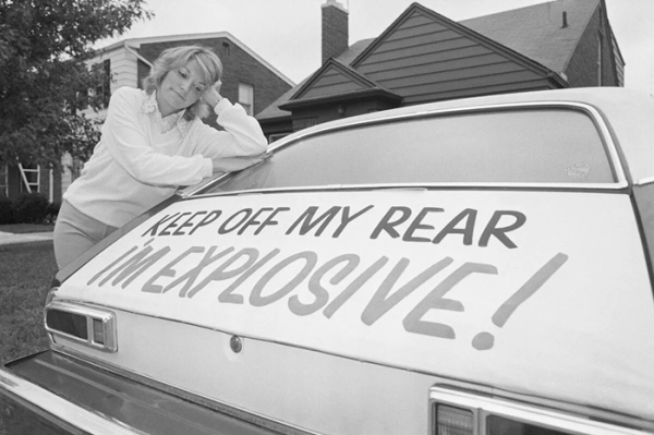 Женщина протестует против топливного бака сзади из-за опасности взрыва. /Фото: interestingfacts.com