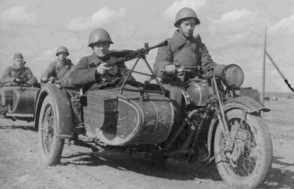 Первоначально использовались армейские М-72. /Фото: russian7.ru. 