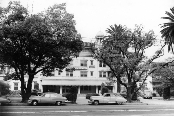 Отель «Голливуд» до снесения - тот самый, где были звёзды на потолке. /Фото: interestingfacts.com