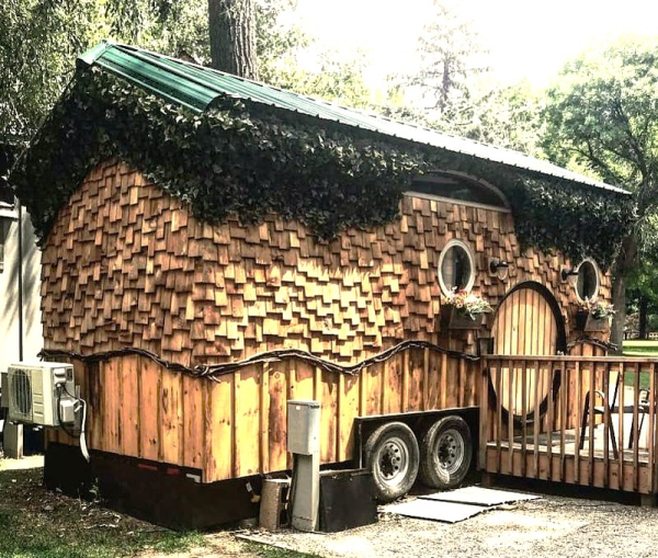 Деревянная черепица и плющ украшают фасад.