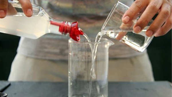 Уксус нейтрализует запахи разных красок. / Фото: standart-chem.ru 