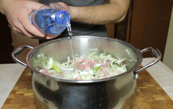 Додайте мінералку в каструлю з м'ясом та цибулею. / Фото: drive2.ru Добавьте минералку в кастрюлю с мясом и луком. / Фото: drive2.ru