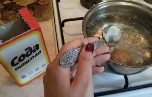 Додайте соду в киплячу воду. / Фото: steaklovers.menu Добавьте соду в кипящую воду. / Фото: steaklovers.menu