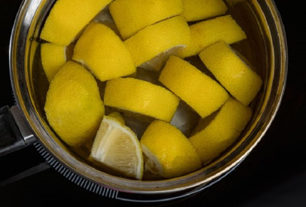 Нарежьте лимоны на кусочки и положите в кастрюлю. / Фото: food.ru