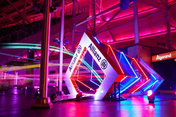 Подсвеченные дроны проходят препятствие на гоночной трассе. /Фото: atomicdesign.tv