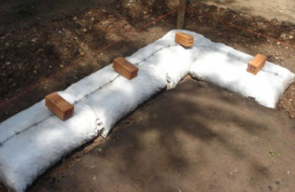 Важно не забывать про слой колющей проволоки. / Фото: mensh.ru.