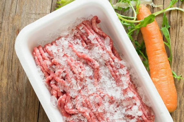 Лід допоможе зробити котлети соковитими. / Фото: fb.ru Лед поможет сделать котлеты сочными. / Фото: fb.ru