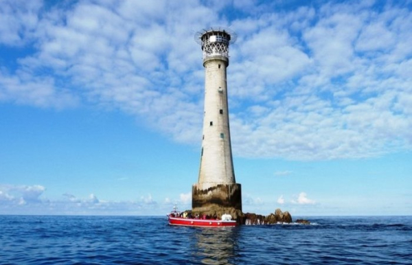 Унікальний маяк на граніті. Уникальный маяк на гранитной игле.