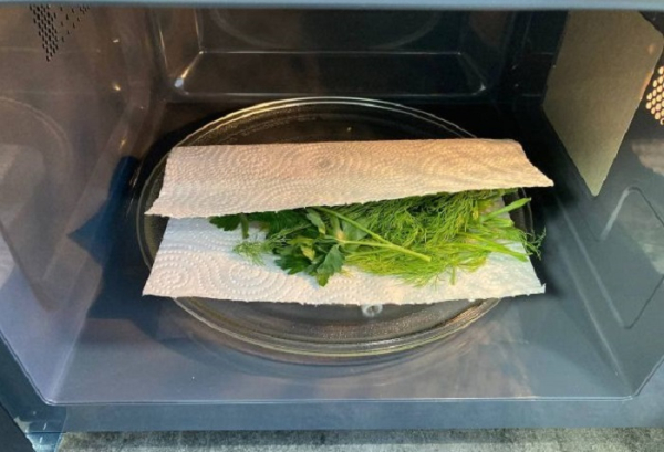 Заверните зелень в бумажное полотенце. / Фото: food.ru