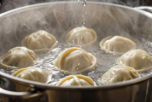 Навіщо в каструлю з пельменями додавати склянку холодної води і…