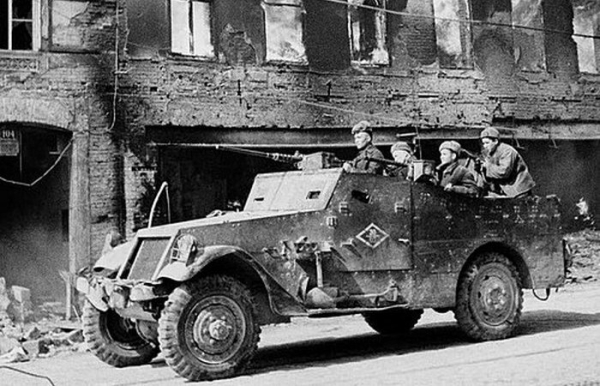 Червоноармійці на ленд-лізівському американському БТР М3А1 Красноармейцы на ленд-лизовском американском БТР М3А1 «Скаут». /Фото: en.wikipedia.org.