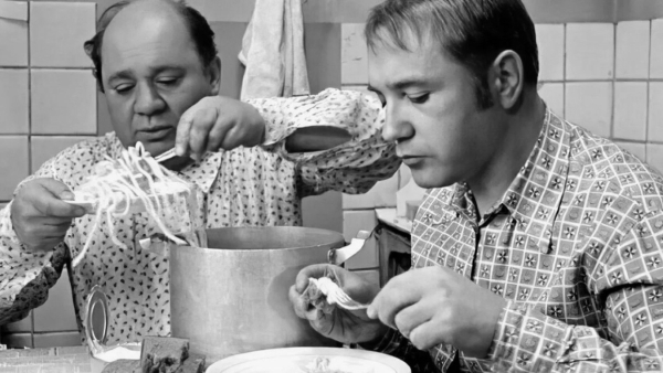 Макароны с хлебом.  Фото: static.kinoafisha.info/.