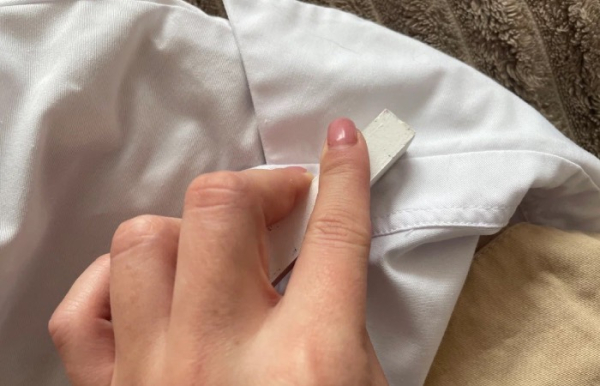 Мел поможет легко отстирать рубашки.