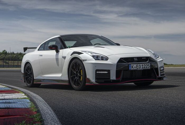 Nissan GT-R 2923 року отримав допрацьовані бампери та покращену аеродинаміку. Фото: autopremiumgroup.ru Nissan GT-R 2923 года получил доработанные бамперы и улучшенную аэродинамику. Фото: autopremiumgroup.ru