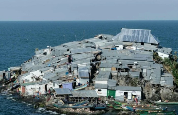 Найгустіший маленький острів. Самый густонаселенный маленький остров.