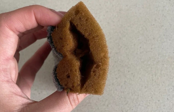 Губка поможет сохранить обмылки.